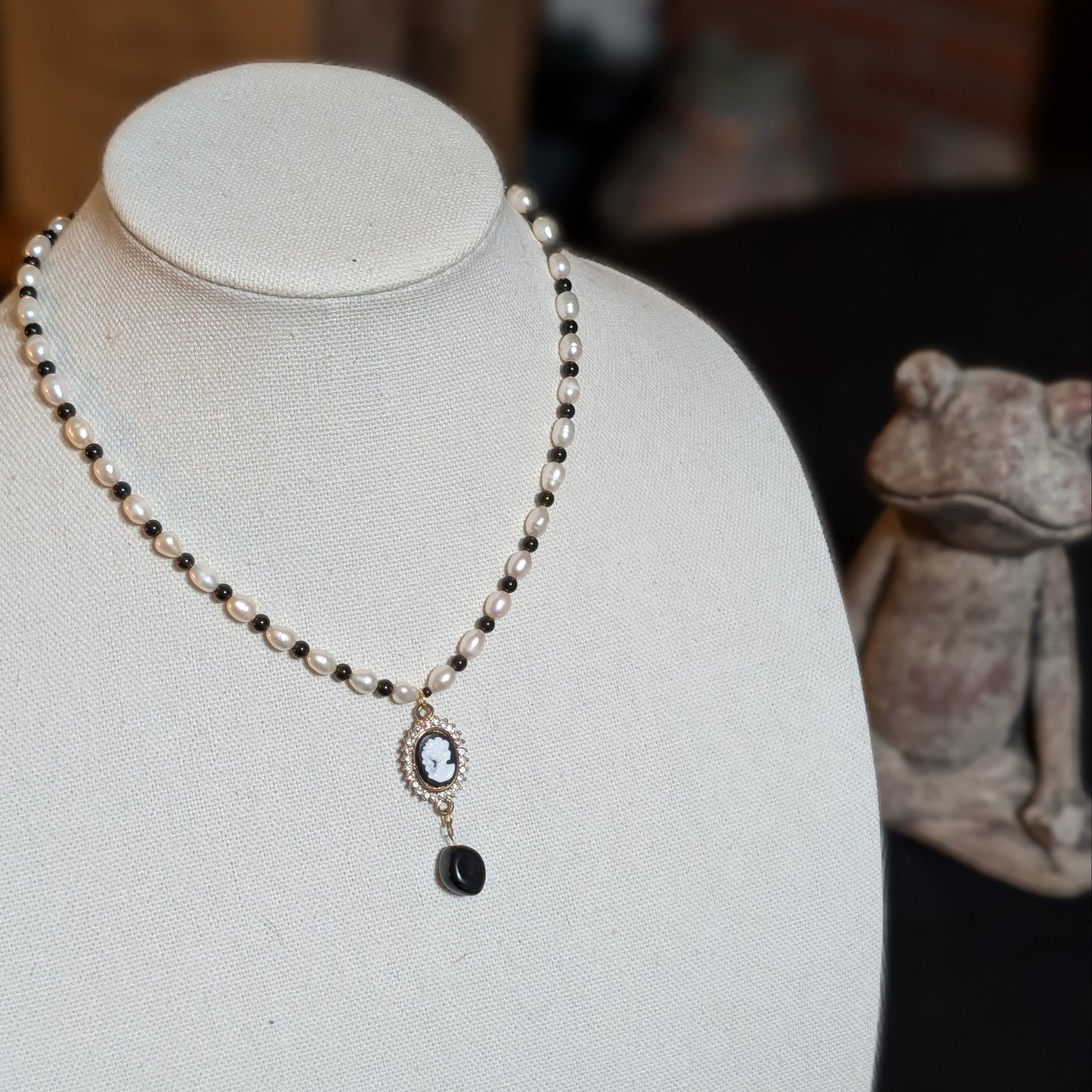 ✨Auntie Dote✨| Pearl & Obsidian Cameo Pendant Necklace