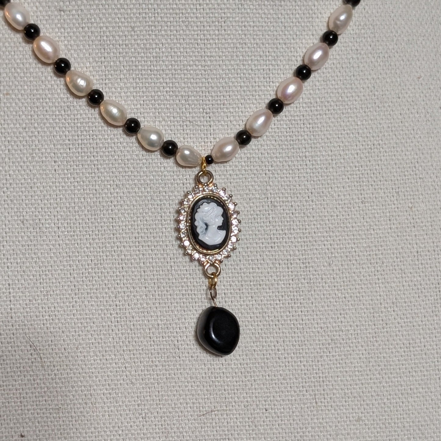✨Auntie Dote✨| Pearl & Obsidian Cameo Pendant Necklace