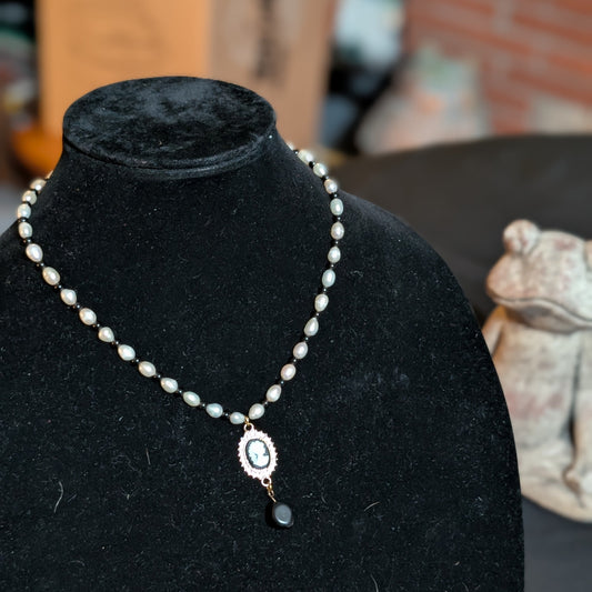 ✨Auntie Dote✨| Pearl & Obsidian Cameo Pendant Necklace