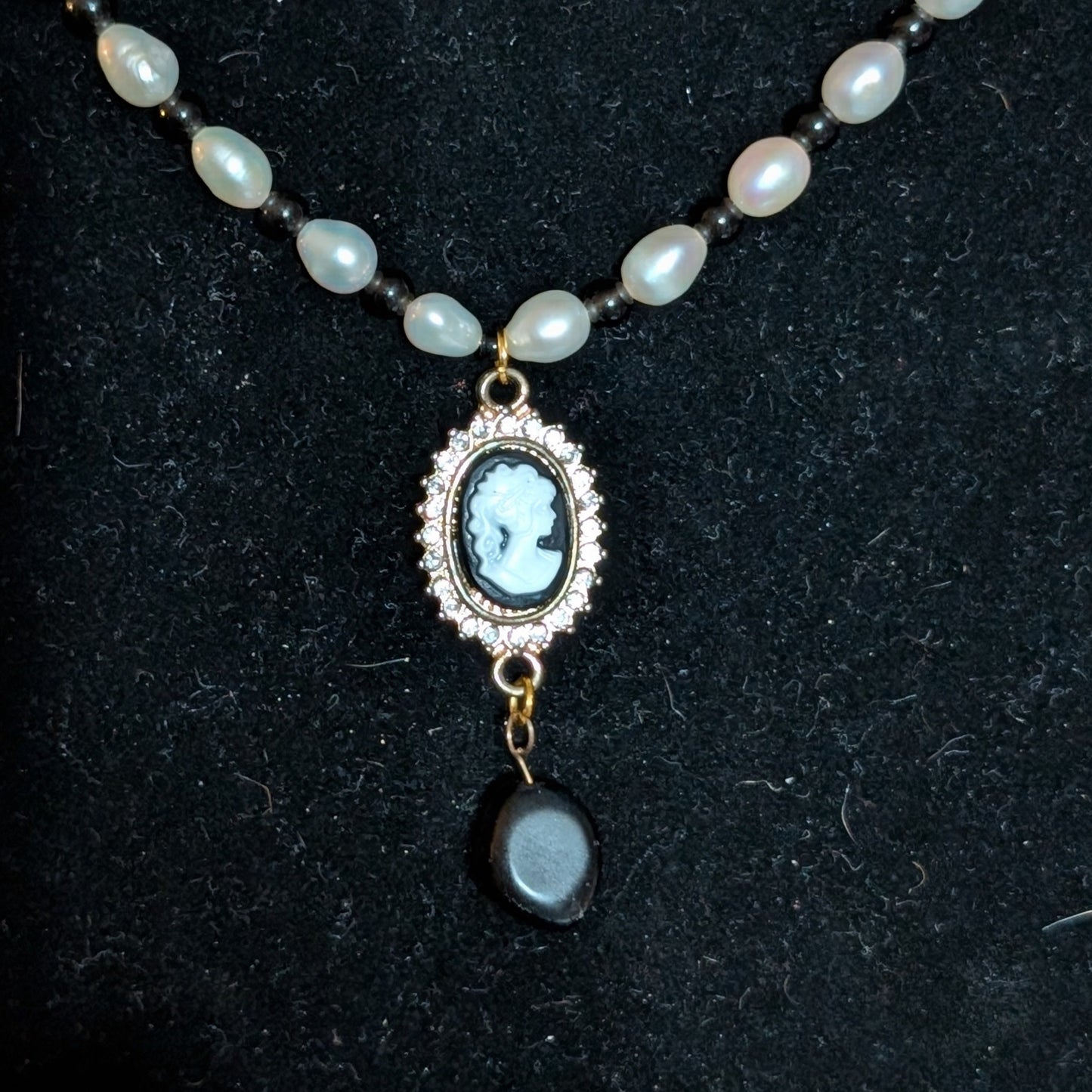 ✨Auntie Dote✨| Pearl & Obsidian Cameo Pendant Necklace