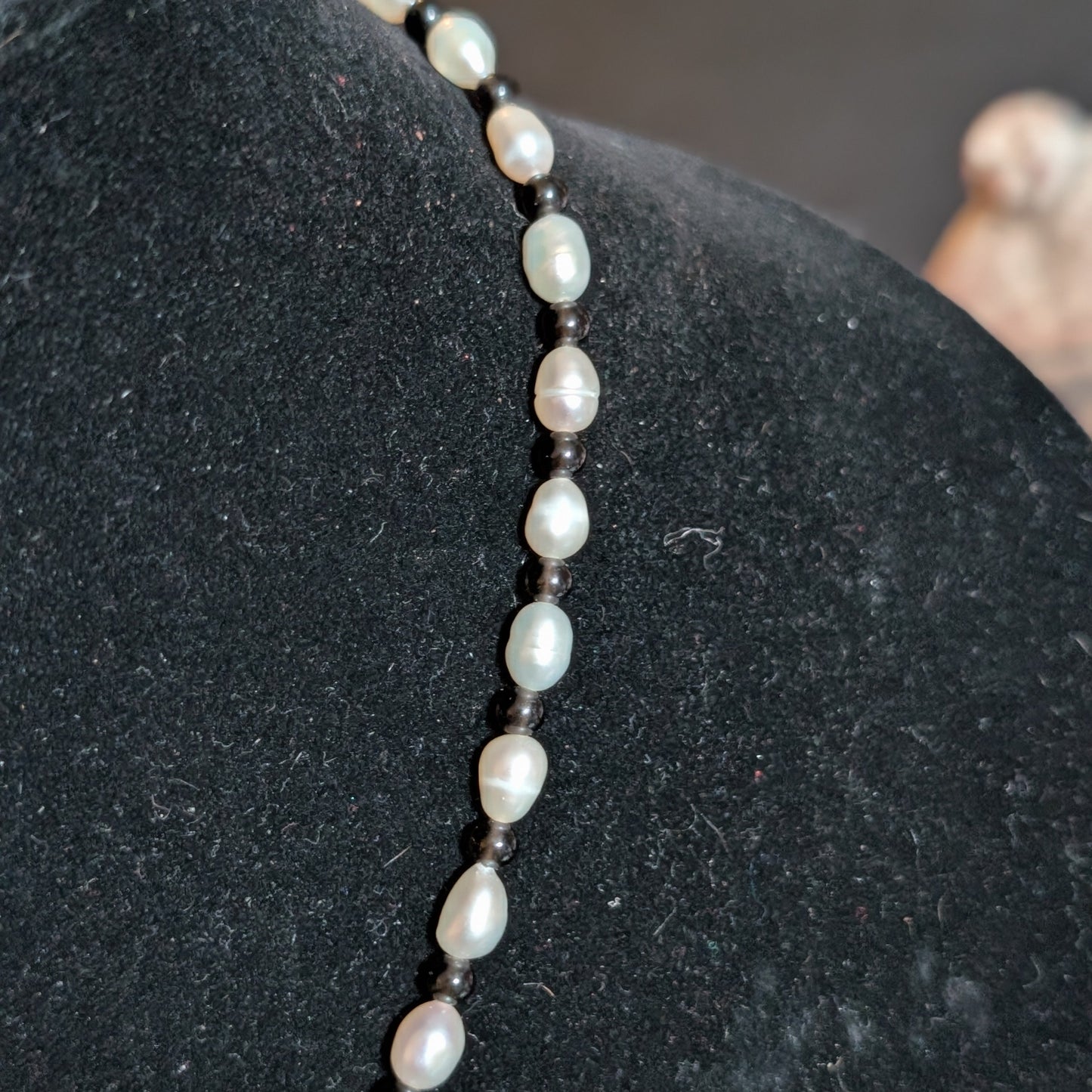 ✨Auntie Dote✨| Pearl & Obsidian Cameo Pendant Necklace