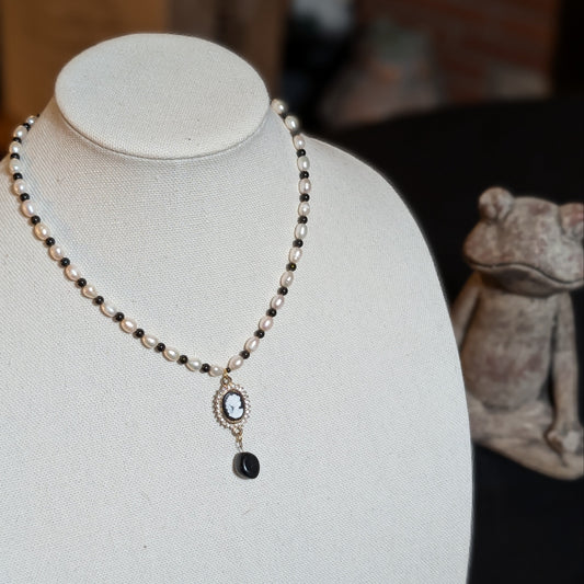 ✨Auntie Dote✨| Pearl & Obsidian Cameo Pendant Necklace