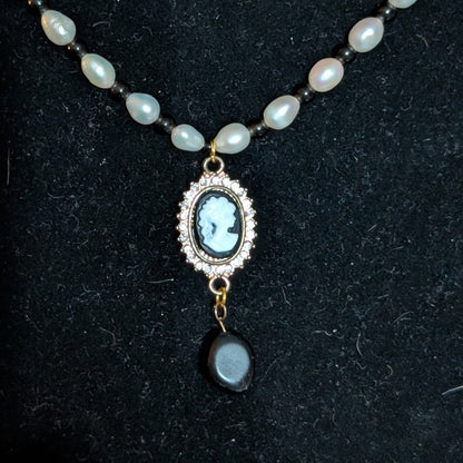 ✨Auntie Dote✨| Pearl & Obsidian Cameo Pendant Necklace