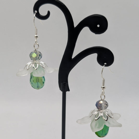 ✨Bellwisp✨| White Flower & Green Glass Drop Earrings